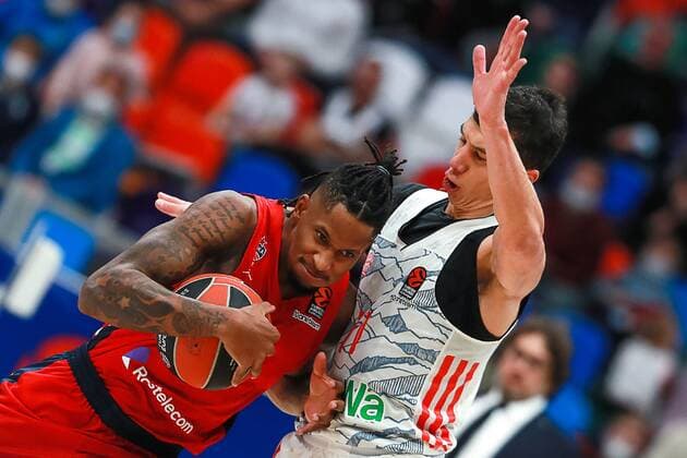 Russia Basketball Euroleague CSKA - Bayern 6704476 25.11.2021 CSKA?s Will Clyburn and Bayern?s Vladimir Lucic struggle for a ball during the Euroleague basketball match between CSKA Moscow and Bayern Munchen, in Moscow, Russia. Anton Denisov Sputnik Moscow Russia  Copyright: xAntonxDenisovx