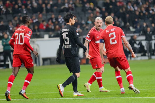 Eintracht Frankfurt Royal Antwerp FC, UEFA Europa League Radja Nainggolan Royal Antwerpen FC, 4 cheers after scoring 1 1 Right Ritchie De Laet Royal Antwerpen FC, 2 , left Ally Samatta Royal Antwerpen FC, 70 nand Daichi Kamada Eintracht Frankfurt, 15 UEFA Europa League match between Eintracht Frankfurt and Royal Antwerpen on 25 November 2021 at Deutsche Bank Park in Frankfurt am Main , Frankfurt am Main Hesse Germany Deutsche Bank Park
