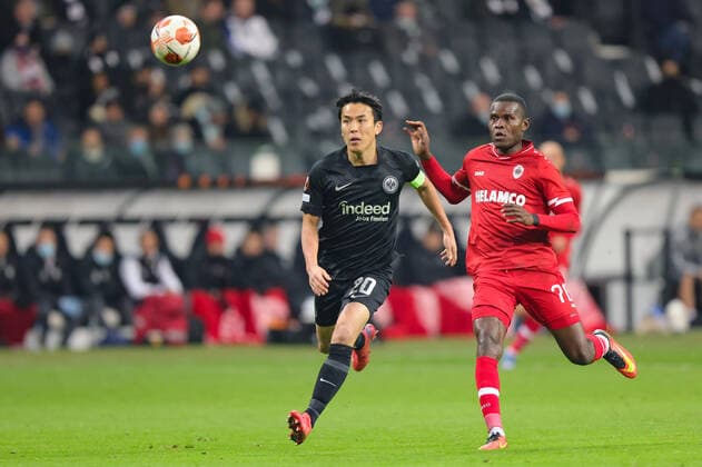 Eintracht Frankfurt Royal Antwerp FC, UEFA Europa League Makoto Hasebe Eintracht Frankfurt, 20 before Ally Samatta Royal Antwerp FC, 70 UEFA Europa League match between Eintracht Frankfurt and Royal Antwerp on 25 November 2021 at Deutsche Bank Park in Frankfurt am Main , Frankfurt am Main Hesse Germany Deutsche Bank Park