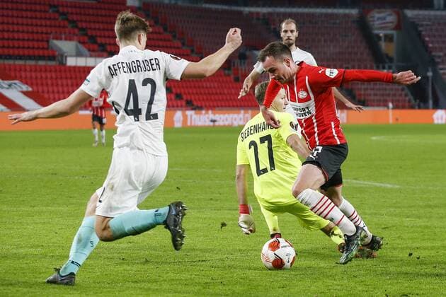 EINDHOVEN - 25-11-2021, Philips stadion. Europa League, season 2021-2022. during the match PSV - Sturm Graz. Sturm Graz goalkeeper Jorg Siebenhandi, PSV player Mario Gotze get a penalty PSV - Sturm Graz  x14465859x Copyright: