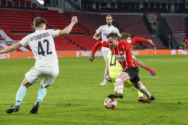 Sport Bilder des Tages EINDHOVEN - 25-11-2021, Philips stadion. Europa League, season 2021-2022. during the match PSV - Sturm Graz. Sturm Graz goalkeeper Jorg Siebenhandi, PSV player Mario Gotze get a penalty PSV - Sturm Graz  x14465860x Copyright: