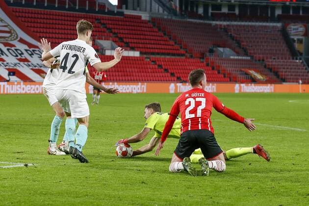 EINDHOVEN - 25-11-2021, Philips stadion. Europa League, season 2021-2022. during the match PSV - Sturm Graz. Sturm Graz goalkeeper Jorg Siebenhandi, PSV player Mario Gotze get a penalty PSV - Sturm Graz  x14465861x Copyright: