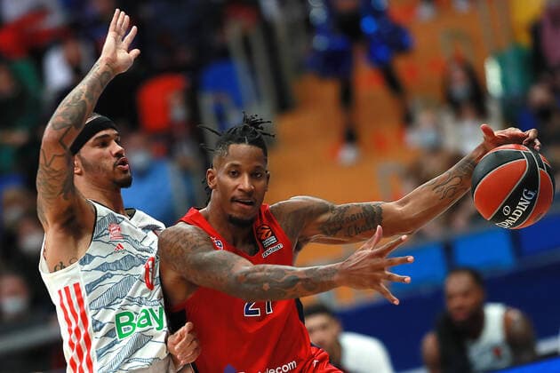 Russia Basketball Euroleague CSKA - Bayern 6704503 25.11.2021 Bayern?s Nick Weiler-Babb and CSKA?s Will Clyburn struggle for a ball during the Euroleague basketball match between CSKA Moscow and Bayern Munchen, in Moscow, Russia. Anton Denisov Sputnik Moscow Russia  Copyright: xAntonxDenisovx