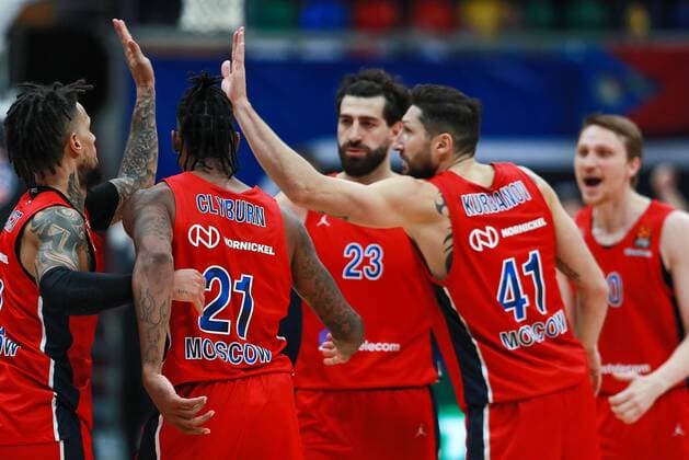 Russia Basketball Euroleague CSKA - Bayern 6704507 25.11.2021 CSKA s players celebrate the victory in the Euroleague basketball match between CSKA Moscow and Bayern Munchen, in Moscow, Russia. Anton Denisov Sputnik Moscow Russia  Copyright: xAntonxDenisovx