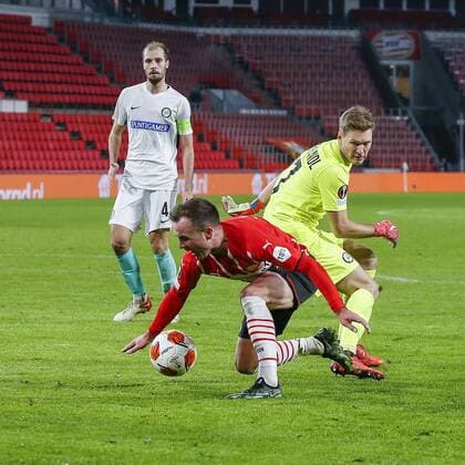 EINDHOVEN - 25-11-2021, Philips stadion. Europa League, season 2021-2022. during the match PSV - Sturm Graz. PSV player Mario Gotze and Sturm Graz goalkeeper Jorg Siebenhandi PSV - Sturm Graz  x14465871x Copyright: