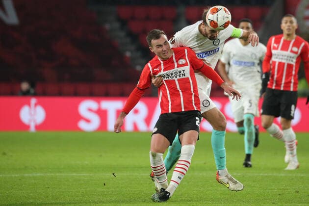 Eindhoven, Netherlands 25 November 2021 Europa League 2021 2022 PSV Eindhoven vs Sturm Graz v li in duel Mario Goetze Götze PSV Eindhoven and Jon Gorenc Stankovic Sturm Graz Philips Stadion Copyright: xFotostandx xvanxderxVeldenx
