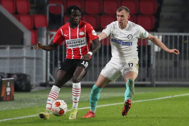 Eindhoven, Netherlands 25 November 2021 Europa League 2021 2022 PSV Eindhoven vs Sturm Graz v li in duel Bruma PSV Eindhoven and Lukas Jaeger Jäger Sturm Graz Philips Stadion Copyright: xFotostandx xvanxderxVeldenx