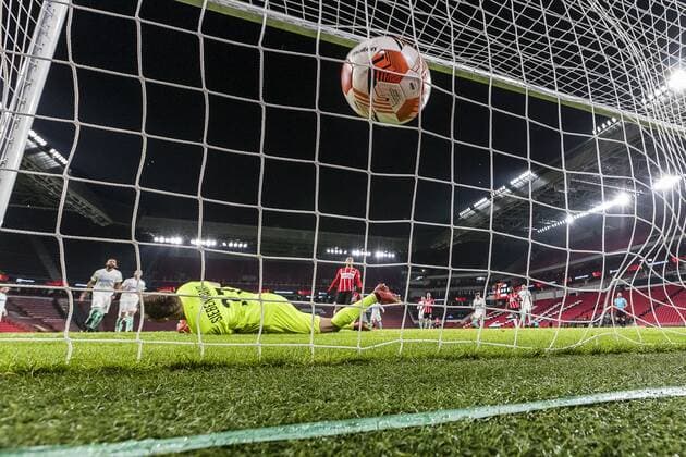 EINDHOVEN - 25-11-2021, Philips stadion. Europa League, season 2021-2022. PSV player Carlos Vinicius score penalty 1-0 during the match PSV - Sturm Graz. PSV - Sturm Graz  x14465890x Copyright: