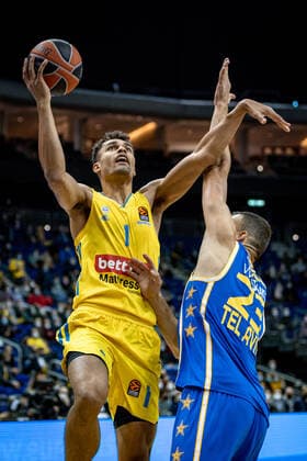 Basketball Berlin 25 11 2021 Season 2021 2022 EuroLeague 12 Matchday Alba Berlin vs Maccabi Tel Aviv L R Oscar Da Silva Alba, No 1 , Ante Zizic Tel Aviv, No 23