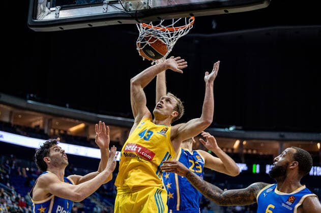 Basketball Berlin 25 11 2021 Season 2021 2022 EuroLeague 12 Matchday Alba Berlin vs Maccabi Tel Aviv L R alb34, Ante Zizic Tel Aviv, No 23 , Derrick Williams Tel Aviv, No 06.
