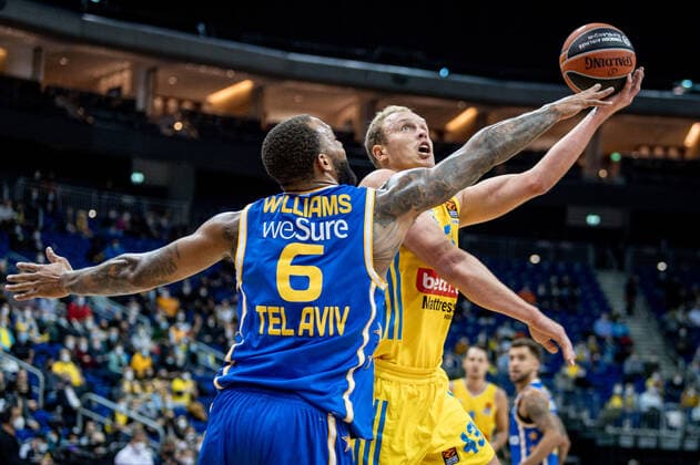 Basketball Berlin 25 11 2021 Season 2021 2022 EuroLeague 12 Matchday Alba Berlin vs Maccabi Tel Aviv L R Derrick Williams Tel Aviv, No 06 , Luke Sikma Alba, No 43