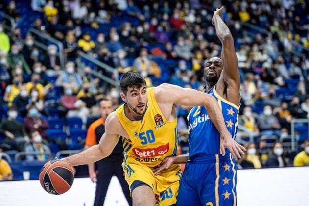 Basketball Berlin 25 11 2021 Season 2021 2022 EuroLeague 12 Matchday Alba Berlin vs Maccabi Tel Aviv L R Yovel Zoosman Alba, No 50 , Keenan Evans Tel Aviv, No 02.