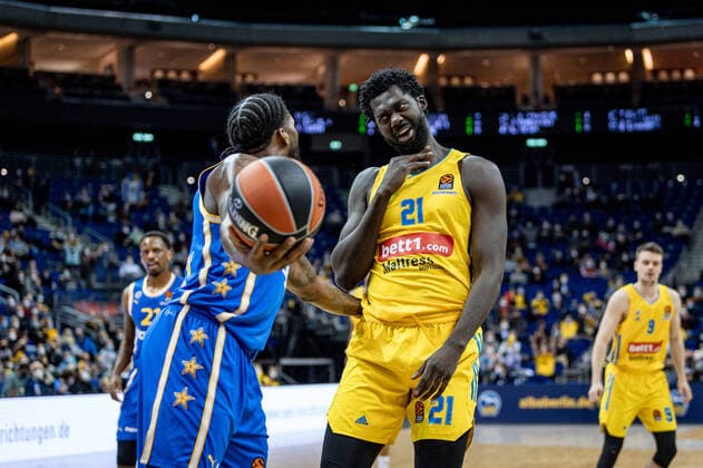 Sport Themen der Woche KW47 Sport Bilder des Tages Basketball Berlin 25.11.2021 Saison 2021 2022 EuroLeague 12.Spieltag Alba Berlin vs Maccabi Tel Aviv L-R: Keenan Evans (Tel Aviv, No. 02), Christ Koumadje (Alba, No. 21) *** Basketball Berlin 25 11 2021 Season 2021 2022 EuroLeague 12 Matchday Alba Berlin vs Maccabi Tel Aviv L R Keenan Evans Tel Aviv, No 02 , Christ Koumadje Alba, No 21.