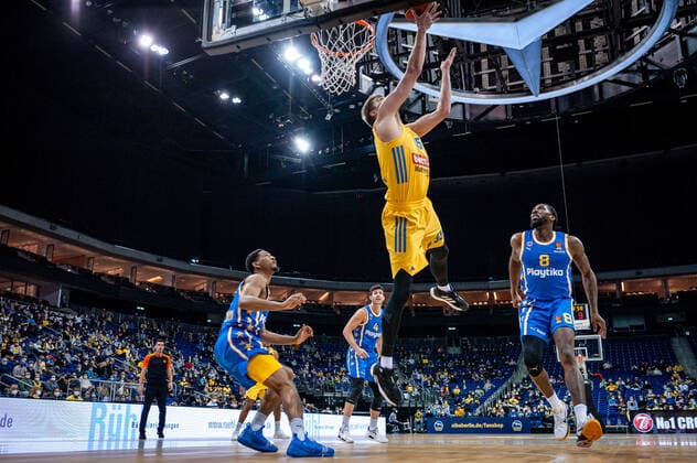 Basketball Berlin 25 11 2021 Season 2021 2022 EuroLeague 12 Matchday Alba Berlin vs Maccabi Tel Aviv Ben Lammers Alba, No 55 , Jaylen Reynolds Tel Aviv, No 08.
