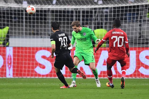 Football Europa League Matchday 5 Eintracht Frankfurt Royal Antwerp FC on 25 11 2021 at Deutsche Bank Park in Frankfurt Makoto Hasebe Frankfurt , left Kevin Trapp Frankfurt , center Ally Mbwana Samatta Antwerp , right xHDx