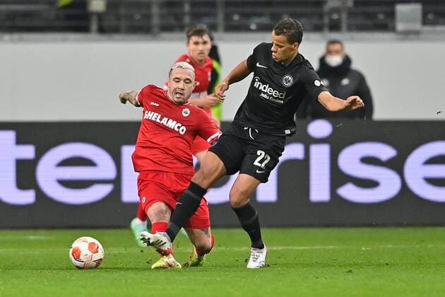 FRANKFURT, GERMANY - NOVEMBER 25 : Radja Nainggolan defender of Antwerp FC and Timothy Chandler midfielder of Eintracht Frankfurt during the UEFA Europa League Group stage D match between Eintracht Frankfurt and Royal Antwerp FC on November 25, 2021 in Frankfurt, Germany, 25 11 21 ( Frankfurt v Antwerp FC - UEFA Europa League PhotoNews Panoramic 