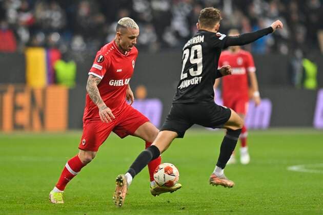 FRANKFURT, GERMANY - NOVEMBER 25 : Radja Nainggolan defender of Antwerp FC during the UEFA Europa League Group stage D match between Eintracht Frankfurt and Royal Antwerp FC on November 25, 2021 in Frankfurt, Germany, 25 11 21 ( Frankfurt v Antwerp FC - UEFA Europa League PhotoNews Panoramic 