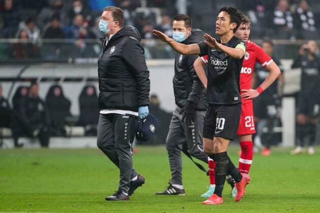 Football UEFA Europa League 05 matchday Eintracht Frankfurt Royal Antwerp on 25 11 2021 at Deutsche Bank Park in Frankfurt Makoto Hasebe Frankfurt reassures fans in the Nordwestkurve UR