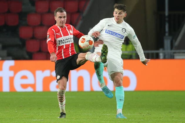 Eindhoven, Netherlands 25 November 2021 Europa League 2021 2022 PSV Eindhoven vs Sturm Graz v li in duel Mario Goetze Götze PSV Eindhoven and Ivan Ljubic Sturm Graz Philips Stadion Copyright: xFotostandx xvanxderxVeldenx