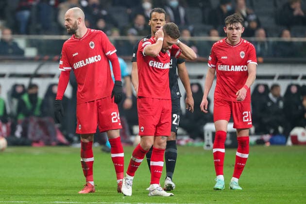 Football UEFA Europa League 05 matchday Eintracht Frankfurt Royal Antwerp on 25 11 2021 at Deutsche Bank Park in Frankfurt Birger Verstraete Antwerp covers his ears after a detonation UR
