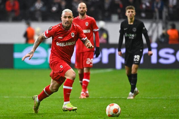 Antwerp s Radja Nainggolan pictured in action during a soccer game between German Eintracht Frankfurt and Belgian Royal Antwerp FC, Thursday 25 November 2021 in Frankfurt, Germany, game five (out of six) in Group D of the UEFA Europa League group stage. LAURIExDIEFFEMBACQ  x3143625x