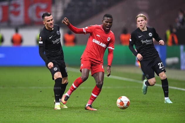 Football Europa League Matchday 5 Eintracht Frankfurt Royal Antwerp FC on 25 11 2021 at Deutsche Bank Park in Frankfurt Filip Kostic Frankfurt , left Ally Mbwana Samatta Antwerp , right Jens Petter Hauge Frankfurt , right xHDx