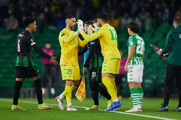 November 25, 2021, SEVILLA, SEVILLA, SPAIN: Claudio Bravo of Real Betis and Rui Silva of Real Betis looks on during the UEFA Europa League, Group G, football match played between Real Betis and Ferencvaros TC at Benito Villamarin stadium on November 25, 2021, in Sevilla, Spain. SEVILLA SPAIN - ZUMAa181 20211125_zaa_a181_075 Copyright: xJoaquinxCorcherox