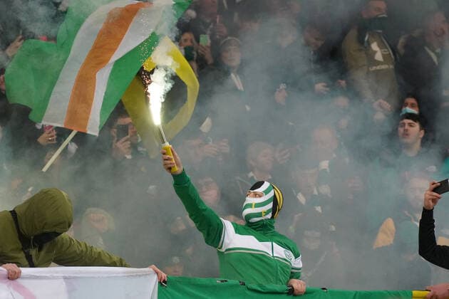 25 11 2021, Football , Season 21 22, Europa League ,Group Stage , Group G, Bayer 04 Leverkusen FC Celtic Glasgow Bayarena Leverkusen , ,FC Celtic Glasgow , Fan, Fireworks, Pyrotechnics, Foto Chai von der Laage UEFA regulations prohibit any use of photographs as image sequences and or quasi video EDITORIAL USE ONLY