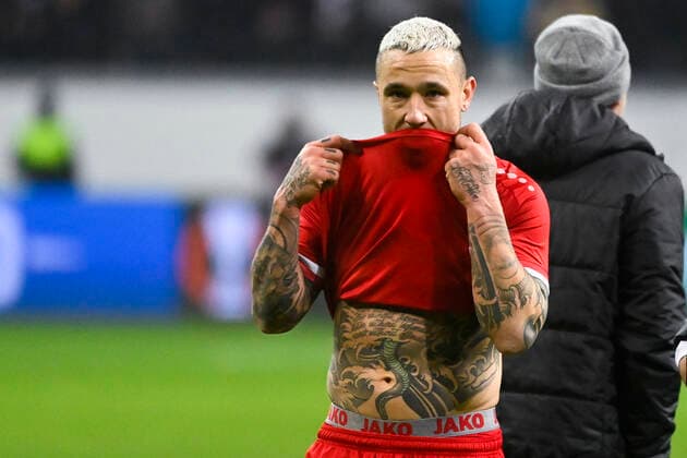 Antwerp s Radja Nainggolan looks dejected after a soccer game between German Eintracht Frankfurt and Belgian Royal Antwerp FC, Thursday 25 November 2021 in Frankfurt, Germany, game five (out of six) in Group D of the UEFA Europa League group stage. LAURIExDIEFFEMBACQ  x3143660x