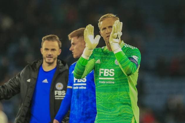 Leicester City v Legia Warsaw Europa League 25 11 2021. Kasper Schmeichel (1) of Leicester City applauds the supporters during the Europa League match between Leicester City and Legia Warsaw at the King Power Stadium, Leicester, England on 25 November 2021. Editorial use only , Copyright: xJezxTighex PSI-14116-0095