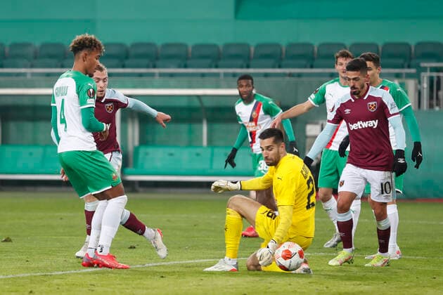 Rapid Vienna v West Ham United UEFA Europa League Jarrod Bowen of West Ham United has a shot on goal during the UEFA Europa League Group H match at Allianz Stadion, Vienna Content Not Available For UK Newspapers Copyright: xPaulxChestertonx FIL-16158-0174