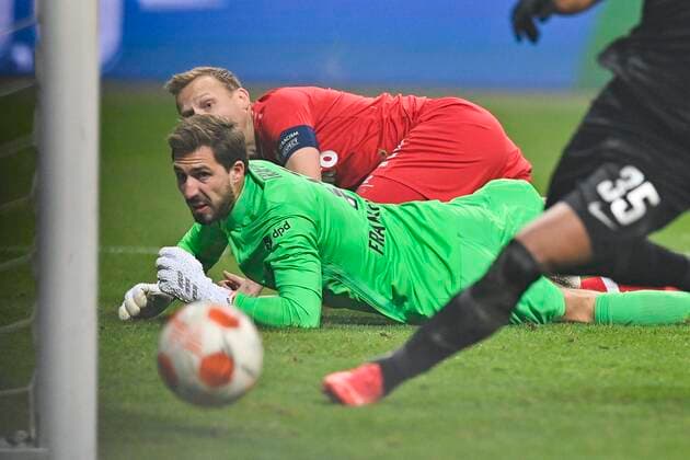 FRANKFURT, GERMANY - NOVEMBER 25 : Ritchie De Laet defender of Antwerp FC and Kevin Trapp goalkeeper of Eintracht Frankfurt during the UEFA Europa League Group stage D match between Eintracht Frankfurt and Royal Antwerp FC on November 25, 2021 in Frankfurt, Germany, 25 11 21 ( Frankfurt v Antwerp FC - UEFA Europa League PhotoNews Panoramic 