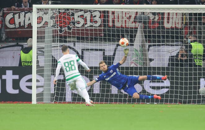 Leverkusen, Germany, 25 11 2021, Europa League, Matchday 5, Bayer 04 Leverkusen vs Celtic Glasgow, Josip Juranovic Celtic scores against goalkeeper Lukas Hradecky B04