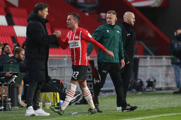 Eindhoven, Netherlands 25 November 2021 Europa League 2021 2022 PSV Eindhoven vs Sturm Graz v li coach Roger Schmidt PSV Eindhoven and Mario Goetze Götze PSV Eindhoven Philips Stadium Copyright: xFotostandx xvanxderxVeldenx