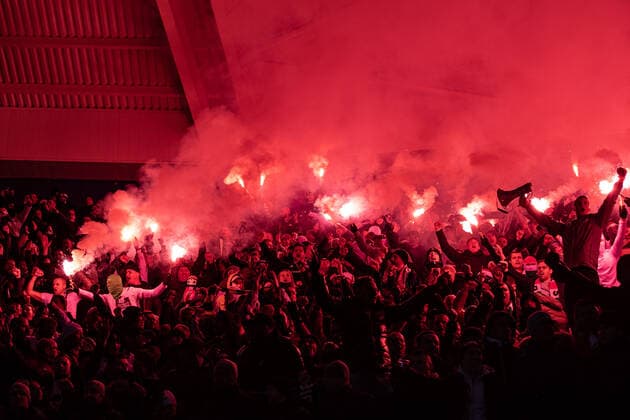 LEICESTER, ENGLAND - NOVEMBER 25: Legia Warszawa ultras fans set up flares during the UEFA Europa League group C match between Leicester City and Legia Warszawa at The King Power Stadium on November 25, 2021 in Leicester, United K Leicester City v Legia Warszawa: Group C - UEFA Europa League Copyright: xSebastianxFrejx