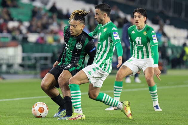November 25, 2021, Seville, Seville, Spain: Samy Mmaee of Ferencarosi TC in action with Rober of Real Betis during the UEFA Europa League Group G stage match between Real Betis and Ferencv¡rosi TC at Benito Villamarin Stadium on November 25, 2021 in Seville, Spain. Seville Spain - ZUMAd159 0142870590st Copyright: xJosexLuisxContrerasx