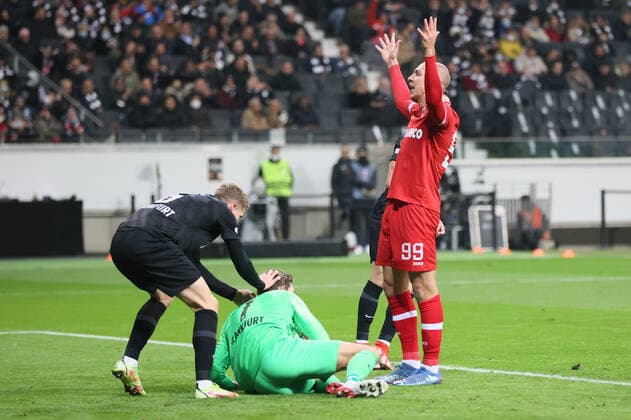 Eintracht Frankfurt Royal Antwerp FC, UEFA Europa League Michael Frey Royal Antwerpen FC, 99 desperate as goalkeeper Kevin Trapp Eintracht Frankfurt, 1 denied a great chance Left Kristijan Jakic Eintracht Frankfurt, 6 UEFA Europa League match between Eintracht Frankfurt and Royal Antwerp on 25 November 2021 at Deutsche Bank Park in Frankfurt am Main , Frankfurt am Main Hesse Germany Deutsche Bank Park