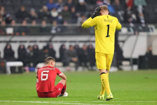 Eintracht Frankfurt Royal Antwerp FC, UEFA Europa League Birger Verstraete Royal Antwerpen FC, 6 and goalkeeper Jean Butez Royal Antwerpen FC, 1 hold their ears after a firecracker during the UEFA Europa League match between Eintracht Frankfurt and Royal Antwerpen on 25 November 2021 at Deutsche Bank Park in Frankfurt am Main , Frankfurt am Main Hesse Germany Deutsche Bank Park