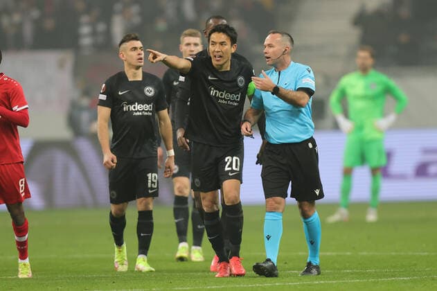 Eintracht Frankfurt Royal Antwerp FC, UEFA Europa League Makoto Hasebe Eintracht Frankfurt, 20 discusses with referee Paul Terney UEFA Europa League match between Eintracht Frankfurt and Royal Antwerp on 25 November 2021 at Deutsche Bank Park in Frankfurt am Main , Frankfurt am Main Hesse Germany Deutsche Bank Park