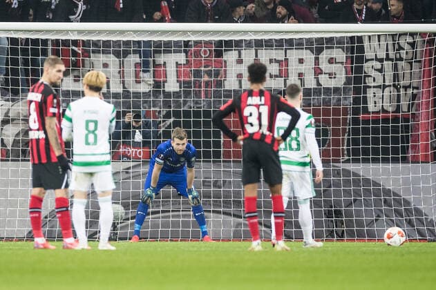 UEL Bayer 04 Leverkusen Celtic FC 25 11 2021 Lukas Hradecky Bayer 04 Leverkusen, 1 focused on Josip Juranovic Celtic FC, 88 UEL Bayer 04 Leverkusen Celtic FC, BayArena Leverkusen Copyright: xBEAUTIFULxSPORTS Wunderlx