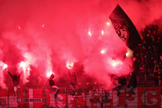 Eintracht Frankfurt Royal Antwerp FC, UEFA Europa League Bengalos, Bengal fire in the block of Antwerp fans UEFA Europa League match between Eintracht Frankfurt and Royal Antwerp on 25 November 2021 at Deutsche Bank Park in Frankfurt am Main , Frankfurt am Main Hesse Germany Deutsche Bank Park