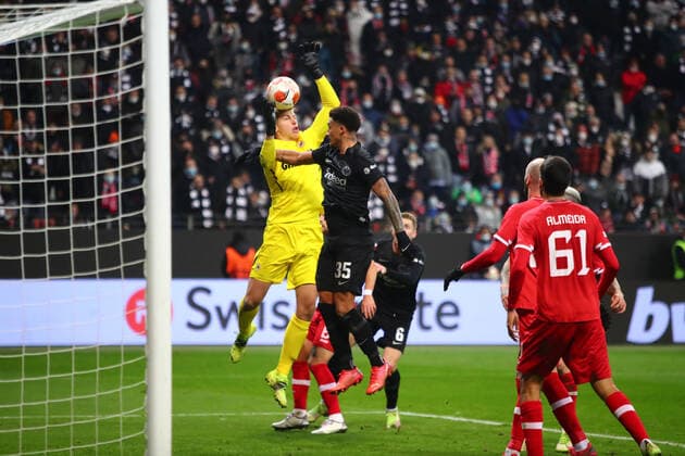 Tuta Frankfurt one-on-one with Jean Butez Antwerp Eintracht Frankfurt vs Royal Antwerp, football, Uefa Europa League, 25 11 2021 Eintracht Frankfurt vs Royal Antwerpen, football, Uefa Europa League, 25 11 2021 Frankfurt Copyright: xEibner-Pressefotox EP_RWS