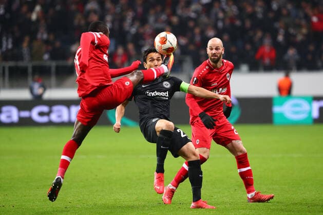 Ally Mbwana Samatta Antwerp clears in front of Makoto Hasebe Frankfurt , back Dorian Dessoleil Antwerp Eintracht Frankfurt vs Royal Antwerp, football, Uefa Europa League, 25 11 2021 Eintracht Frankfurt vs Royal Antwerpen, football, Uefa Europa League, 25 11 2021 Frankfurt Copyright: xEibner-Pressefotox EP_RWS