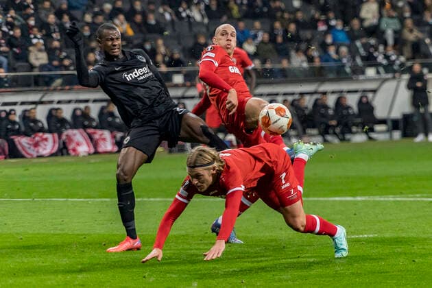 UEFA Europa League, Eintracht Frankfurt vs Royal Antwerpen FC, Frankfurt, Deutsche Bank Park, 25 11 2021 Evan Ndicka Eintracht Frankfurt 2 Michael Frey Royal Antwerpen FC 99 Viktor Fischer Royal Antwerpen FC 7 , Eintracht Frankfurt vs Royal Antwerpen FC, Frankfurt, Deutsche Bank Park, 25 11 2021 Copyright: xBEAUTIFULxSPORTS Gawlikx