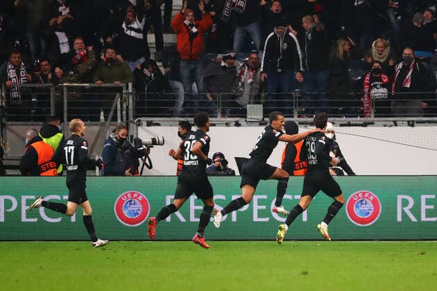 Frankfurt players celebrate the goal to make it 2 2 by Goncalo Paciencia Frankfurt, right Eintracht Frankfurt vs Royal Antwerp, football, Uefa Europa League, 25 11 2021 Eintracht Frankfurt vs Royal Antwerpen, football, Uefa Europa League, 25 11 2021 Frankfurt Copyright: xEibner-Pressefotox EP_RWS