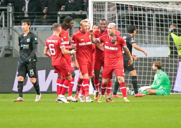 25 11 2021, xovx, football UEFA Europa League, Eintracht Frankfurt Royal Antwerp cheering after the goal to 1 1 by Radja Nainggolan Royal Antwerp, 3 v re DFL DFB REGULATIONS PROHIBIT ANY USE OF PHOTOGRAPHS as IMAGE SEQUENCES and or QUASI VIDEO emspor Frankfurt