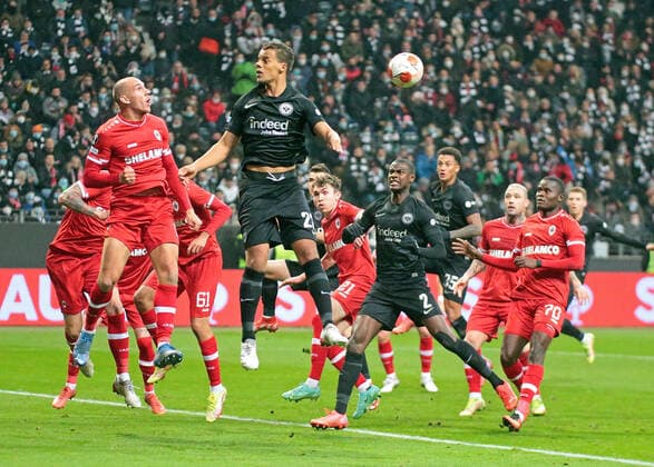 25 11 2021, xovx, Football UEFA Europa League, Eintracht Frankfurt Royal Antwerp v l Michael Frey Royal Antwerp , Timothy Chandler Eintracht Frankfurt , Sam Vines Royal Antwerpen , Evan Ndicka Eintracht Frankfurt , Tuta Eintracht Frankfurt , Radja Nainggolan Royal Antwerpen , Ally Samatta Royal Antwerpen DFL DFB REGULATES PROHIBIT ANY USE OF PHOTOGRAPHS as IMAGE SEQUENCES and or QUASI VIDEO emspor Frankfurt