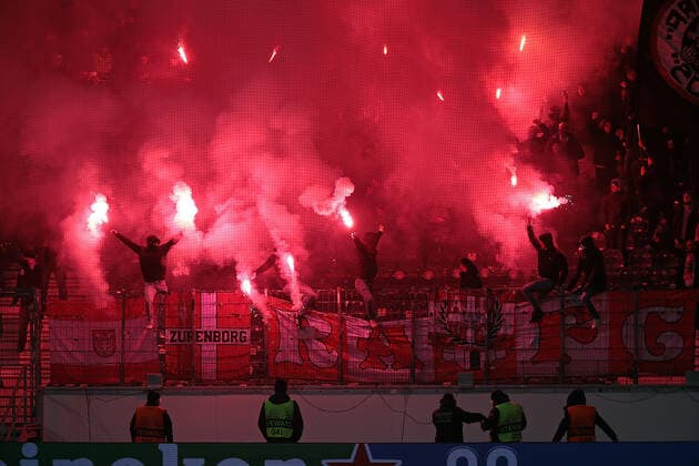 25 11 2021, xovx, football UEFA Europa League, Eintracht Frankfurt Royal Antwerp pyrotechnics at Royal Antwerp fans DFL DFB REGULATES PROHIBIT ANY USE OF PHOTOGRAPHS as IMAGE SEQUENCES and or QUASI VIDEO emspor Frankfurt