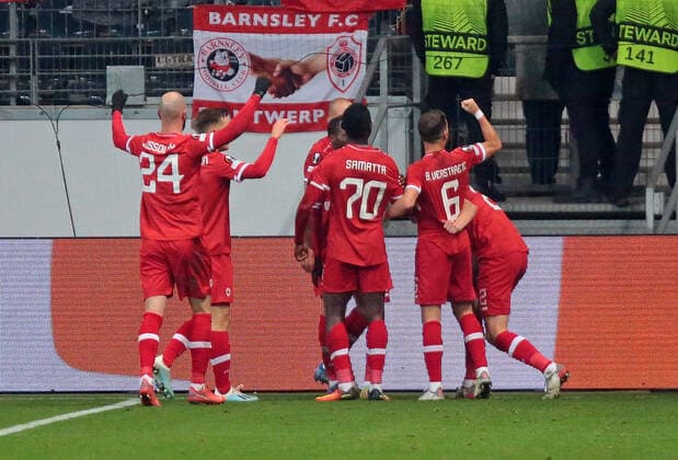 25 11 2021, xovx, football UEFA Europa League, Eintracht Frankfurt Royal Antwerp cheering after goal to 1 2 by Ally Samatta Royal Antwerp, middle DFL DFB REGULATES PROHIBIT ANY USE OF PHOTOGRAPHS as IMAGE SEQUENCES and or QUASI VIDEO emspor Frankfurt