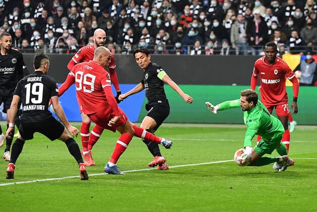 25 11 2021, xjhx, football UEFA Europa League, Eintracht Frankfurt Royal Antwerpen emspor, v l Rafael Borre, Rafael Santos Borre Maury Eintracht Frankfurt Michael Frey Royal Antwerpen Richie de Laet Royal Antwerpen Makoto Hasebe Eintracht Frankfurt Kevin Trapp Eintracht Frankfurt Zweikampf, Aktion, action, battle for the ball DFL DFB REGULATIONS PROHIBIT ANY USE OF PHOTOGRAPHS as IMAGE SEQUENCES and or QUASI VIDEO Frankfurt am Main